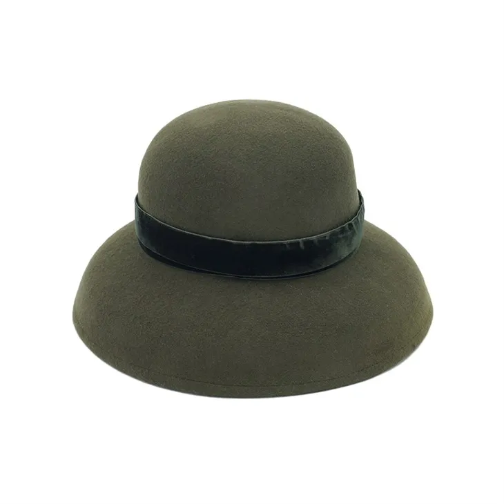 Melnīgi zaļas vilnas cepures