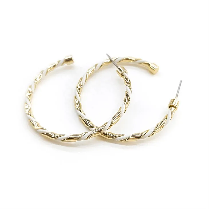 Zelta tekstūras burvīgs auskars