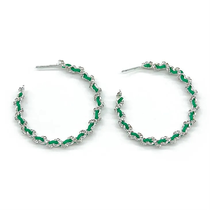 Zaļas dārgakmens tekstūras auskars