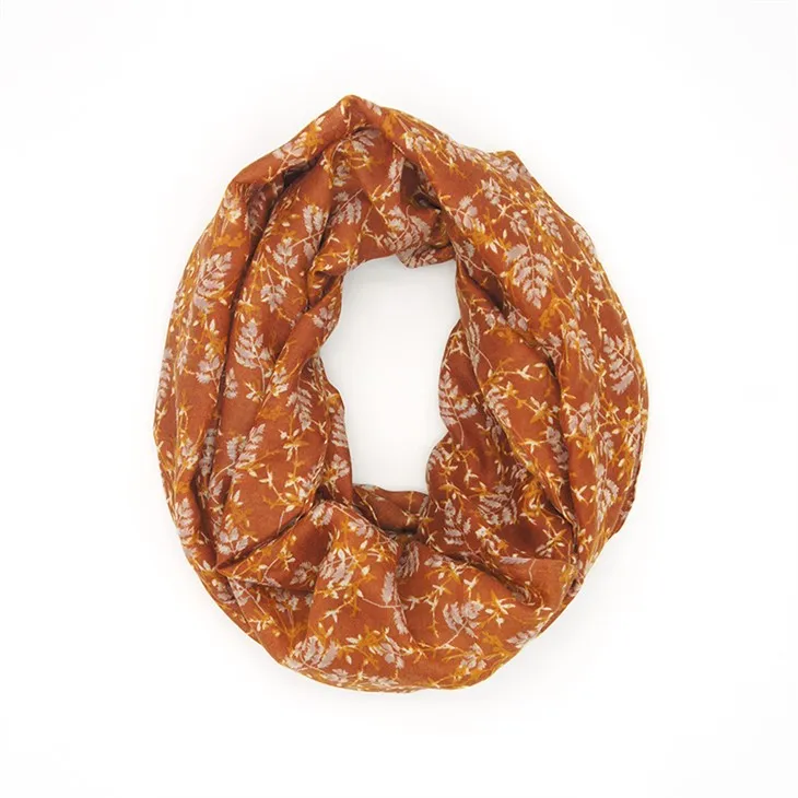 Sarkani ziedu šalles sievietēm